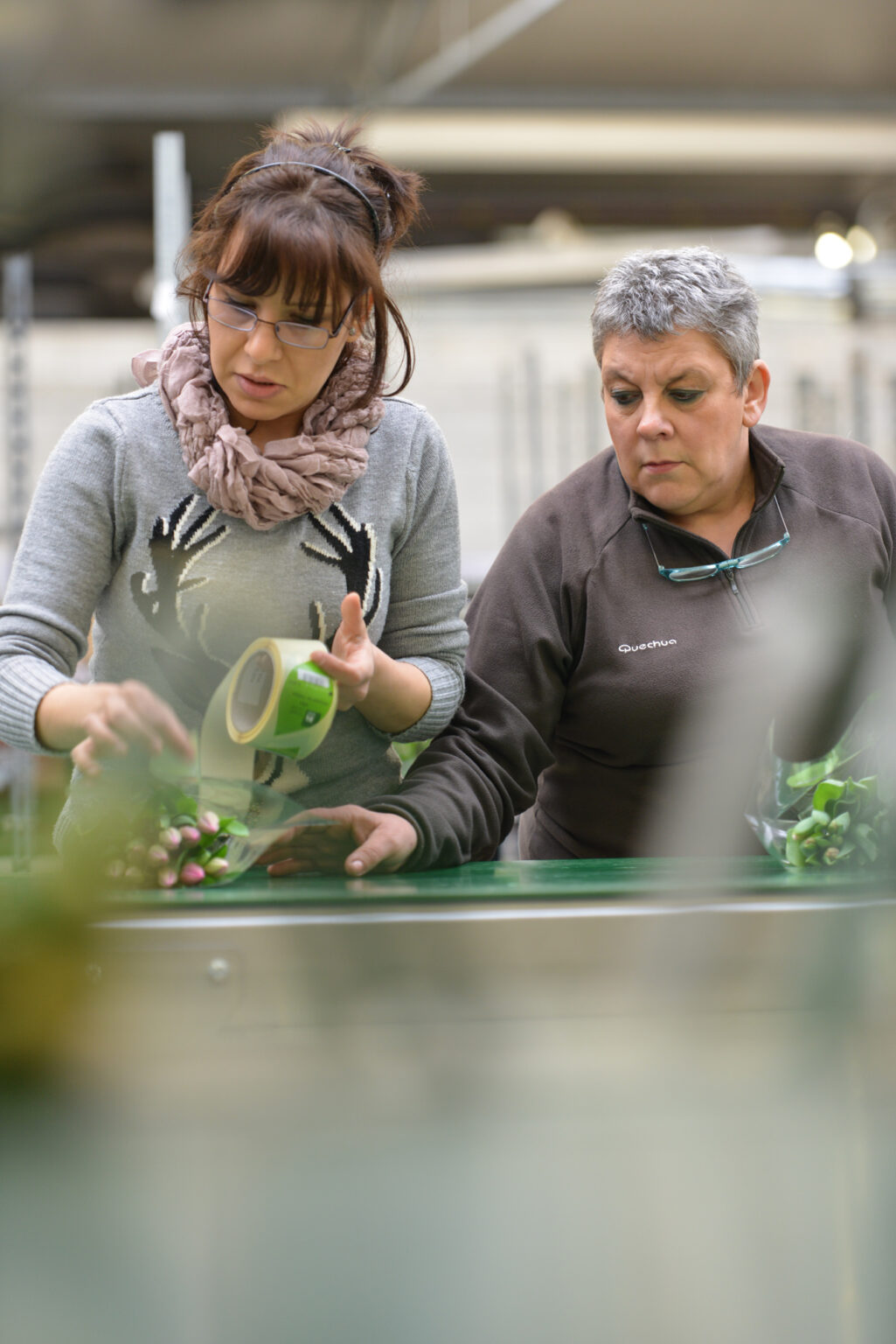 Etiquettage des bouquets par les employées