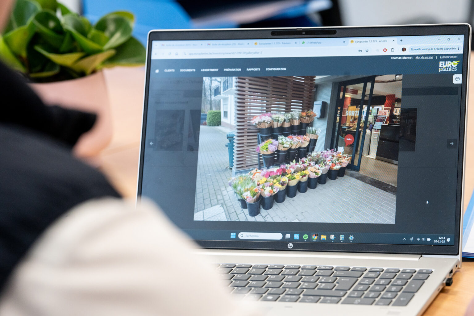 Employé administratif vérifie le rayon sur son ordinateur